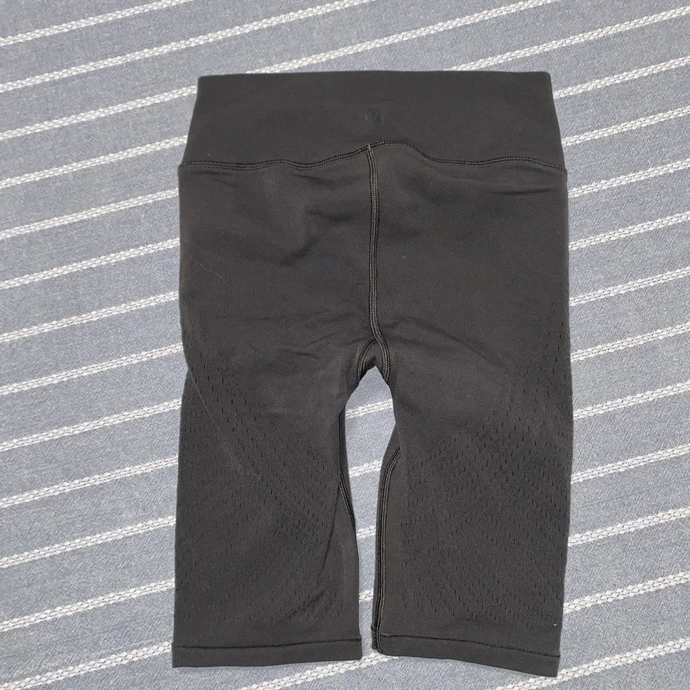 Lululemon Grey Reveal Digital Rain Biker Shorts Size 4 Athletic